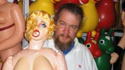 Der 42-Jährige Chris hat sich eine Auswahl an exklusiven Spielzeugen zugelegt, die allzeit bereit sind: Chris sammelt aufblasbare Gummipuppen.