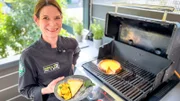 Kuchen vom Grill – das geht wirklich! Grillmeisterin Bettina Licht (m.) zeigt die heißesten Brutzeltrends für die kommende Grillsaison.