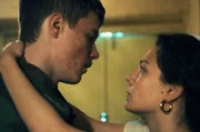 Strand (Edvin Ryding) und Alma (Teodora Dragicevic) verbringen einen romantischen Abend miteinander.