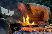 Feuer ist lebenswichtig für die Steinzeitmenschen. Archäologe Werner Pfeiffer taucht ab in die Zeit vor etwa 7000 Jahren.