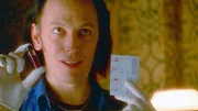 Mit einem Test stellt Dr. Nigel Townsend (Steve Valentine) fest, dass der Blutfleck auf einer Hotel-Matratze mit dem Blut eines Opfers übereinstimmt.