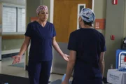 Meredith (Ellen Pompeo, r.) und Callie (Sara Ramirez, l.) geraten wegen Penny aneinander, während Webber zum neunen Wingman von Arizona wird ...