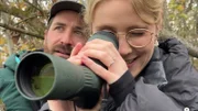 Lena nimmt Leanders Fernrohr zur Hilfe, um Vögel näher zu sehen.