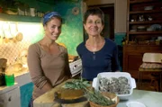 Lucie Fleury (li.) und Josette Goret (re.) mit frisch zubereiteten Caillettes, Hackfleisch-Mangold-Frikadellen, die sie mit Kräutern aus dem Garten verfeinern.