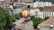 Reinszenierung des Jungfernflugs der Gebrüder Montgolfier in Annonay.