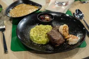 Leibgericht von Lara Kapschak-Weigel: Surf & Turf mit Kartoffel-Spitzkohl-Stampf, Pfeffer-Cognac-Rahmsauce und Rotwein-Zwiebeln