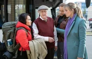 Dr. Lea Peters (Anja Nejarri, re.) und Dr. Kai Hoffmann (Julian Weigend, 2.v.re.) staunen nicht schlecht, als plötzlich ein Linienbus vor der Sachsenklinik hält. Lilly Phan (Mai Duong Kieu, li.) hat den desorientierten Peter Jäger (Carl Heinz Choynski, 2.v.li.) im Arm, der sichtlich angeschlagen ist.