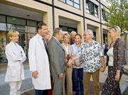 Ottmar beschließt, mit seiner Veronika ein neues Leben auf den Kanaren zu beginnen. Die Mitarbeiter der Sachsenklinik verabschieden ihn mit allen guten Wünschen.