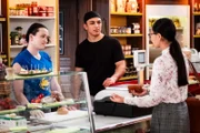 Maja bittet Lien und Leon ihr zu helfen. Von links: Maja (Godiva Adela), Lien (Nui Nguyen), Leon (Joel Akgün)