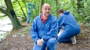 Dr. Strahl (Christoph Tomanek) macht sich ein erstes Bild vom Toten.