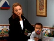 Anfangs hat alles gut geklappt, aber so langsam kommt Carrie (Leah Remini) ins Trudeln. Sie weiß nicht wen sie zuerst versorgen soll - die Kinder oder ihren Mann...