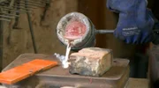 Flüssiges Aluminium wird in eine Form gegossen.