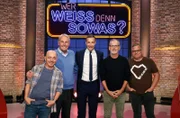Moderator Kai Pflaume (M.) und seine Rateteam-Kapitäne Bernhard Hoëcker (l.) und Elton (r.) begrüßen in dieser Sendung den Fernsehmoderator und Sportreporter Jörg Wontorra (2.v.l.) und den Fernsehmoderator, Sportreporter und Musiker Reinhold Beckmann (2.v.r.).