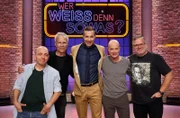 Moderator Kai Pflaume (M.) und seine Rateteam-Kapitäne Bernhard Hoëcker (l.) und Elton (r.) begrüßen den Schauspieler Klaus J. Behrendt (2.v.l.) und den Schauspieler Christian Berkel (2.v.r.).