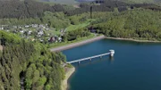 Kein anderes Bundesland hat so viele Stauseen zu bieten wie Nordrheinwestfalen - insgesamt 66. Zwei Dutzend davon bereichern heute die waldigen Hügel des Sieger- und Sauerlandes. Eine Attraktion nicht nur für Angler und Erholungssuchende. - Die Obernautalsperre im Siegerland.