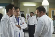 Kümmern sich um Gary, einen lernbehinderten Jungen, der einen Leuchtball verschluckt hat: Alex (Justin Chambers, r.), Andrew (Giacomo Gianniotti, M.) und Mitchell (Joe Dinicol, l.) ...