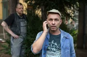 Gilbert (Sven Thiemann, r.) und Matze (Andre Hofmann, l.) sollen in Schlegels Auftrag die Fenster in seinem Mietshaus zumauern.