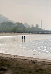 Cenk Batu (Mehmet Kurtulus) und Deniz's Freundin Jenny Petermann (Alice Dwyer) bei einem Spaziergang an der Elbe.