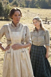 Levicy Hatfield (Sarah Parish, l.) und Roseanna McCoy (Lindsay Pulsipher)