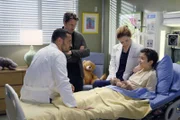 April (Sarah Drew, 2.v.r.) und Dr. Nathan Riggs (Martin Henderson, 2.v.l.) hoffen, dass Jackson (Jesse Williams, l.) dem kleinen Kamal (Elisha Henig, r.) helfen kann, während Meredith Probleme damit hat, dass Penny im Krankenhaus arbeitet ...