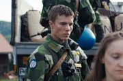 Nach Almas Tod beschließt Strand (Edvin Ryding), beim Militär zu bleiben.