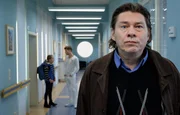 SENDER: ARD - SENDETITEL: In aller Freundschaft Folge 819 - UNTERTITEL: Alle guten Geister - CAPTION: ARD/MDR IN ALLER FREUNDSCHAFT FOLGE 819, "Alle guten Geister". Michael Linse (Tom Jahn, vorn) hat gerade seine Mutter besucht und versucht immer nicht von Dr. Kathrin Globisch gesehen zu werden. Vor 10 Jahren hat er Kathrin überfallen und vergewaltigt und dafür 4 Jahre im Gefängnis gesessen. Nun stellt sich heraus, dass dieser Überfall nicht ohne Folgen geblieben ist: Kathrins Tochter Hanna (Lana Sophie Böhm, hi. li.) SENDER: ARD - SENDETITEL: In aller Freundschaft Folge 819 - UNTERTITEL: Alle guten Geister - CAPTION: ARD/MDR IN ALLER FREUNDSCHAFT FOLGE 819, "Alle guten Geister". Michael Linse (Tom Jahn, vorn) hat gerade seine Mutter besucht und versucht immer nicht von Dr. Kathrin Globisch gesehen zu werden. Vor 10 Jahren hat er Kathrin überfallen und vergewaltigt und dafür 4 Jahre im Gefängnis gesessen. Nun stellt sich heraus, dass dieser Überfall nicht ohne Folgen geblieben ist: Kathrins Tochter Hanna (Lana Sophie Böhm, hi. li.)