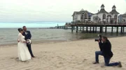 Bei einer Hochzeit auf der Selliner Seebrücke darf er nicht fehlen. Andreas Käske entstammt der bekannten Selliner Fotografenfamilie Knospe, die seit über 100 Jahren das gesellschaftliche Leben rund um sie Seebrücke dokumentiert.