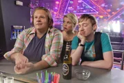 Auf gute Freunde ist Verlass: Bea, Nils (Oliver Fleischer, l.) und Hannes (Tino Mewes, r.) stehen Danni (Annette Frier, M.) bei einem neuen Fall zur Seite ...