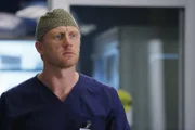Während Jackson und April einen gemeinsamen Abend verbringen, ist Owen (Kevin McKidd) über den neuen Kollegen alles andere als begeistert ...