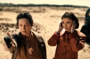 Golda Meir (Delia Mayer, l.) und ihre Tochter bei Schießübungen in der Wüste