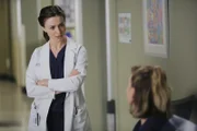 Meredith (Ellen Pompeo, r.) und Amelia (Caterina Scorsone, l.) müssen sich nicht nur um das Leben ihrer Patienten kümmern, sondern müssen auch ihre privaten Probleme lösen.