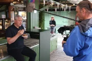 Alexander Herrmann (links) mit Lea Zapf (Mitte) im Konditorei-Standl am Viktualienmarkt in München.