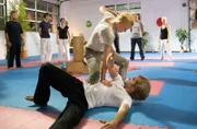 ARD HEITER BIS TÖDLICH - AKTE EX II, FOLGE 10 (WH.), "Ohne Spritze". Kristina Katzer (Isabell Gerschke, l.) will in der Kampfsportschule in Weimar ihre Kung-Fu-Kenntnisse auffrischen.