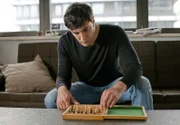 Cenk Batu (Mehmet Kurtulus) in seiner Wohnung.