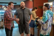 Sam Loudermilk (Ron Livingston, l.); Ben Burns (Will Sasso, M.)