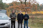 Finn (Sven Martinek, l.), Nina (Julia E. Lenska, M.) und Lars (Ingo Naujoks, r.) starten einen Testflug mit einer Drohne.