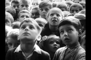 Für junge Menschen, die in die nationalsozialistische Ideologie hineingeboren werden, ist es schwieriger als für ältere, nicht an sie zu glauben.