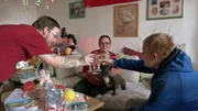 Maik und Janette wollen trotz finanzieller Probleme Kumpel Matze (re.) einen tollen Geburtstag bereiten.