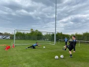 Nachwuchstorhüterin Romy Braeutigam hechtet nach dem Ball.