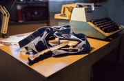 MDR FERNSEHEN ARD CRIME TIME: DAS PHANTOM, am Montag (25.11.24) um 22:10 Uhr. Einen blauen Beutel mit einem Tauchermesser hatte der Serienmörder Mario S. bei seiner Festnahmen 1984 bei sich. (nachgestellte Szene) Anfang der 1980er-Jahre hat er fünf Menschen im Nordosten der DDR zwischen Berlin und Neubrandenburg ermordet. Seine Straftaten hat er mit einer Schreibmaschine in einem Tagebuch dokumentiert. Der dreiteilige Film in der Reihe "ARD Crime Time" rekonstruiert den Fall. (Foto für alle 3 Folgen)