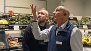 Ibo und Jürgen (re.) entdecken den Wasserschaden