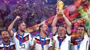 Sommermärchen – die deutsche Elf holt den WM-Titel, Deutschland heißt Flüchtlinge willkommen und der Terroranschlag auf den Berliner Weihnachtsmarkt sorgt für Entsetzen.