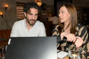 Tobias (Jan Kittmann) quält sich durch das Treffen mit Katrin (Ulrike Frank).
