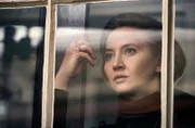 Margot (Anna Maria Mühe) sieht ins Werk, eine Sekretärin hat eine Nachricht für sie.