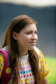 Sue (Eden Sher) freut sich auf ihren ersten Tag an der Highschool, auf den sie sich bestens vorbereiten will. Umso entsetzter ist sie, dass sie mit ihren Brüdern und ihren Eltern auf einen Campingtrip fahren muss ...