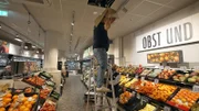 Metin (auf der Leiter) versucht den Wasserschaden zu reparieren