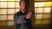 Hat James (Michael T. Weiss) seine Mutter ermordet? Er fühlt sich von den Fragen seiner Schwester in die Enge getrieben und zieht seine Waffe...