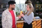 Theo (Julius Dombrink) ist erleichtert, als er versöhnt wieder mit Cecilia (Carina Koller) lachen kann.