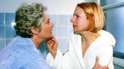 Anna (Bettina Kramer, re.) erzählt Uschi (Barbara Freier) von ihrer Angst vor Melanie. Uschi drängt sie, ihre Aussage bei Jutta zu korrigieren.