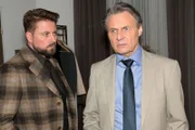 John (Felix von Jascheroff, l.) will für seine Tochter da sein und hofft auf die Unterstützung von Gerner (Wolfgang Bahro).